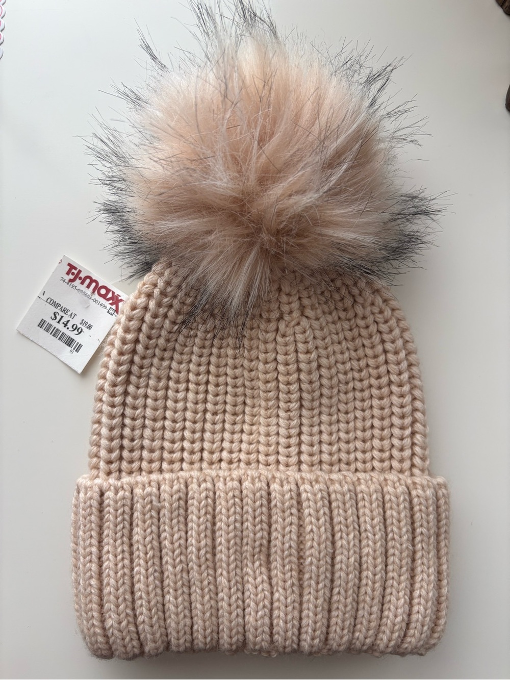 Norla Canada light pink Pom beanie